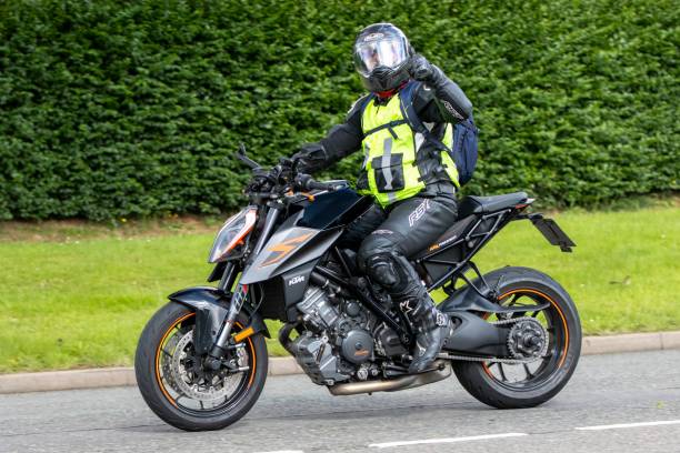motard ktm équipements casque gants pantalon