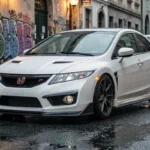 Honda Civic Type R EP3 blanche garée dans une rue urbaine humide, vue trois-quarts avant
