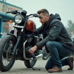 Homme inspectant attentivement une moto d'occasion sur un parking de concessionnaire pour détecter d'éventuelles arnaques