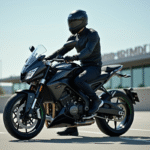 Jeune homme en équipement moto devant une école de conduite