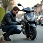 Jeune homme ajuste le câble du scooter XMAX 125