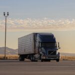 un camion sur un parking