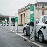 Borne de recharge pour voiture électrique dans un parking proche de la gare de Valence