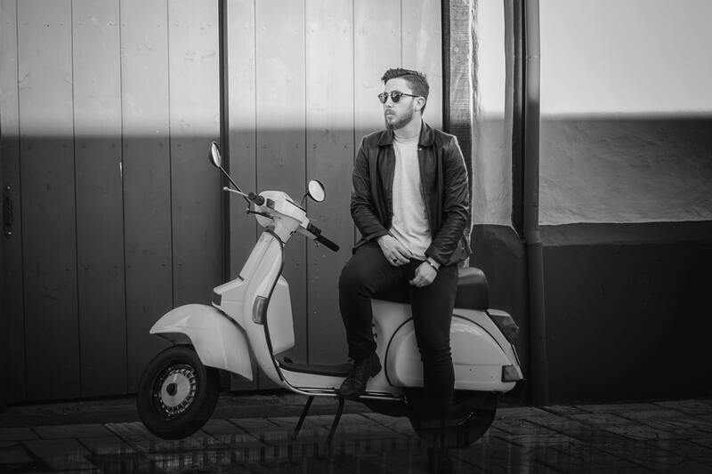 sur son scooter