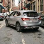 SUV argenté en train de se garer en parallèle dans une rue urbaine entre deux voitures, illustrant les défis de stationnement liés aux dimensions d'un SUV
