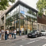 Vue d'ensemble d'une auto-école dans le Rhône avec des voitures à double commande garées devant l'établissement