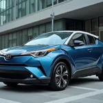 Toyota C-HR 2026 en bleu métallique garé en milieu urbain, vue trois quarts avant mettant en valeur le design extérieur