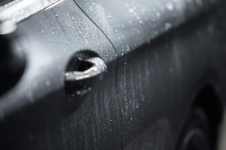 Un lavage en profondeur pour une voiture éclatante : rendez-vous dans une station lavage de qualité